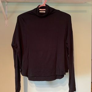 Chandail manche longue noir col roulé aritzia manche moulante